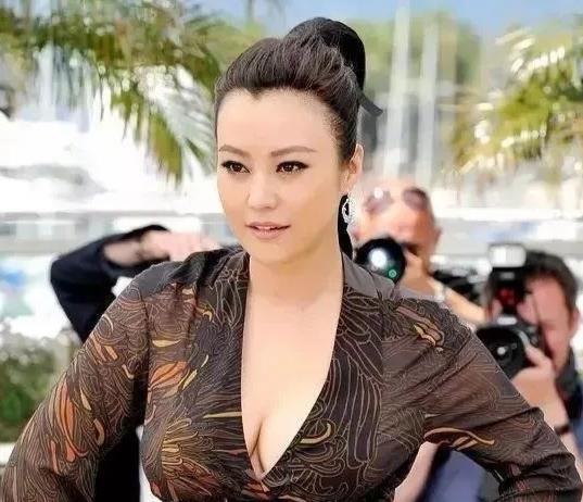 霸气侧漏的郝蕾，美貌与智慧并存，性感和微胖同在，堪称微胖界的典范，完美。

优雅