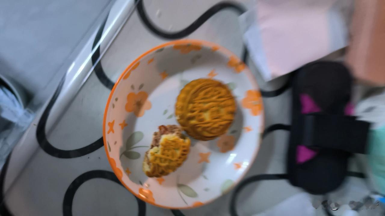 #醉美中秋赏味指南#
中秋节马上就要到了，月饼提前买了几个。有五仁馅，有玫瑰馅，