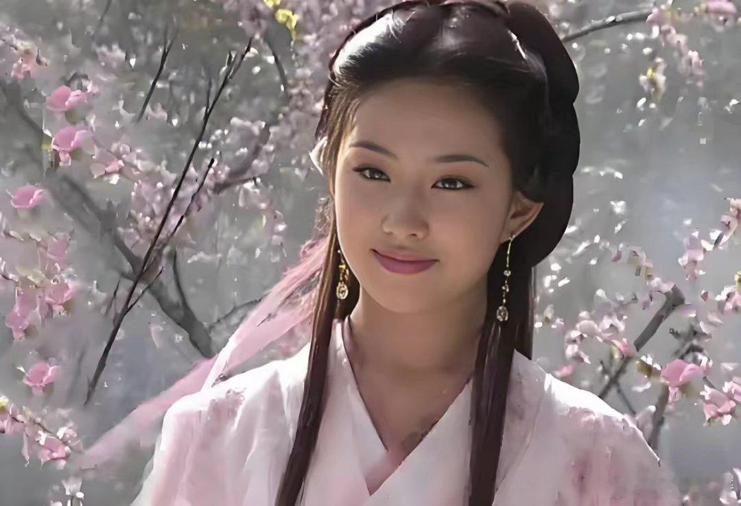 在众多王语嫣的扮演者中，刘亦菲版堪称经典。刘亦菲与李若彤、陈玉莲一样，都诠释过小
