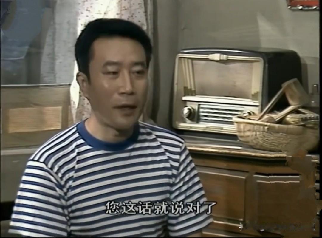 李雪健在电视剧《渴望》中的扮相真的很帅气，虽然他不是凭借外形走红，仔细看看，他长