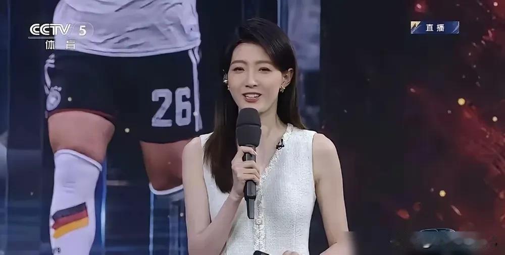 央视换掉马凡舒，95后小姑娘宋雪莹接棒《天下足球》，这事儿真挺让人意外的，没想到