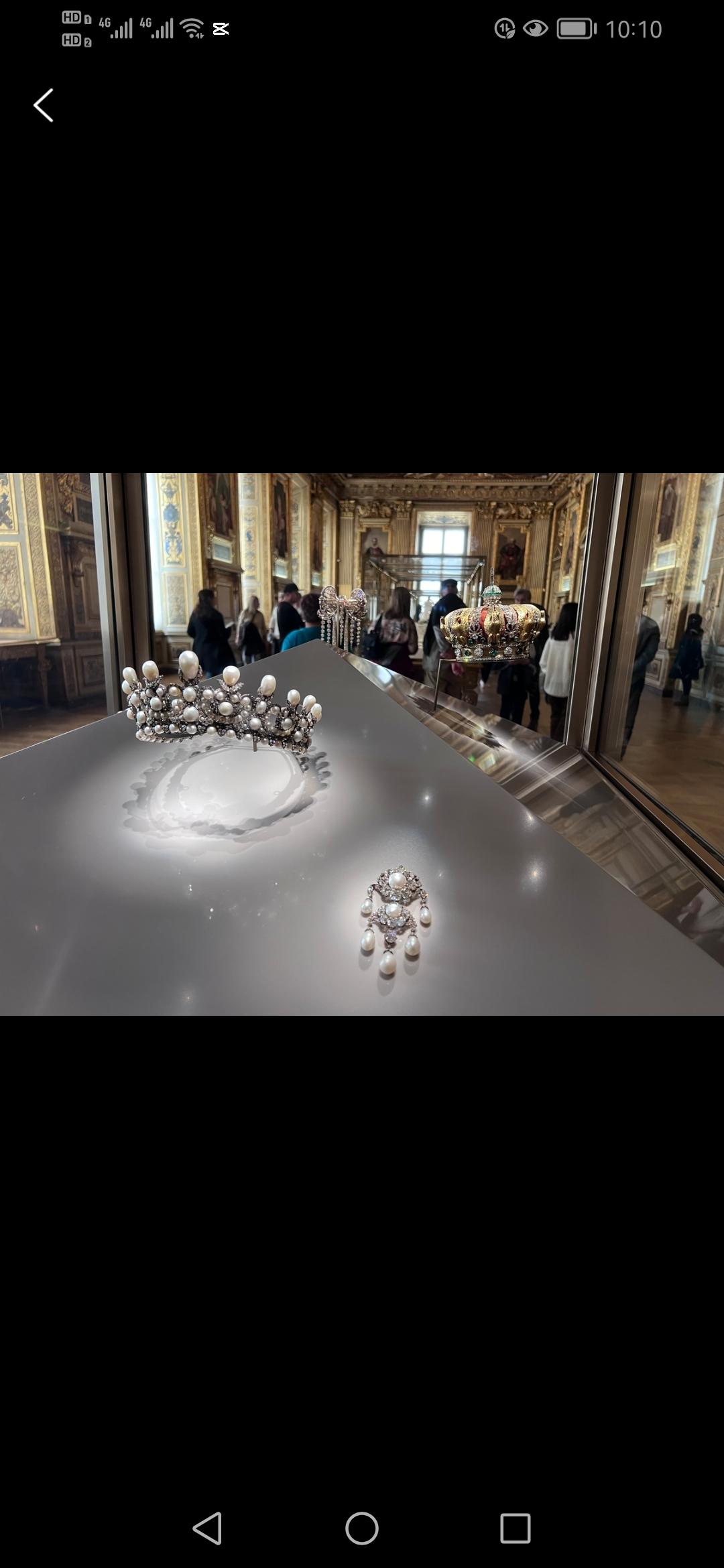 10月19日，卢浮宫博物馆发生了一场震惊世界的抢劫案，9件珍贵珠宝不翼而飞，7名