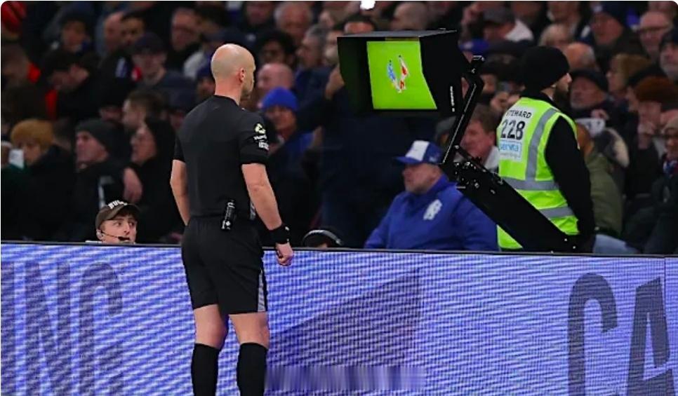 2026世界杯VAR将迎来重大调整 将复查第二张黄牌和角球据报道，国际足联（FI