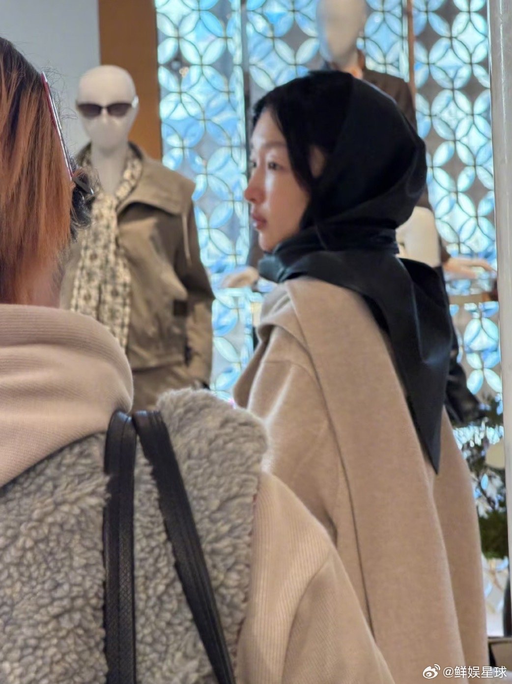 巴黎偶遇周冬雨素颜逛街巴黎偶遇周冬雨素颜逛街，看起来状态很不错诶～偶遇周冬雨素颜