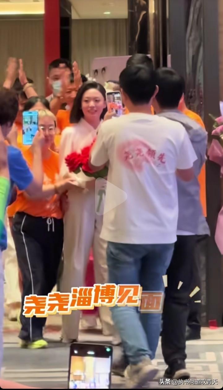 演唱会因故取消了，但尧尧还是来了。她笑意盈盈，手捧着鲜花来到刀迷中间，与他们合影