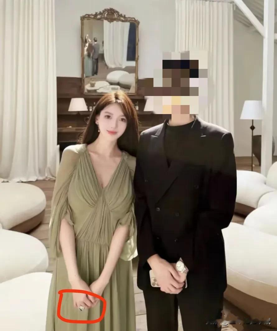 著名网名红、黄教主官宣女友叶柯产后首次现身，身材恢复的极好，还是那样的曼妙，皮肤