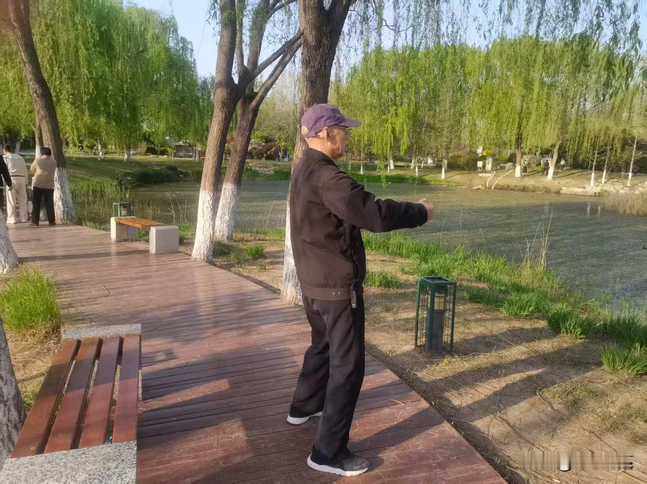我的锻炼日课：站桩：混元桩。
每天早晨六点至七点。站桩60分钟。
今年元旦开始。