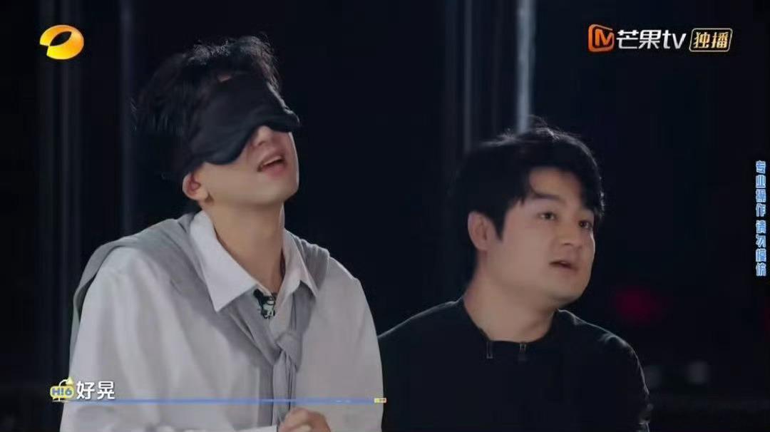 李现戏里戏外都被骗得好惨 一边看剧看李现对抗骗局，一边看综艺看他掉入骗局。蒙眼蹦