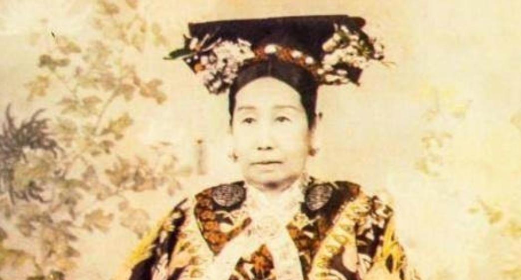 1880年，慈禧长了疖疮，烦躁的很，太医们束手无策，无奈之下，李莲英找来了一个民