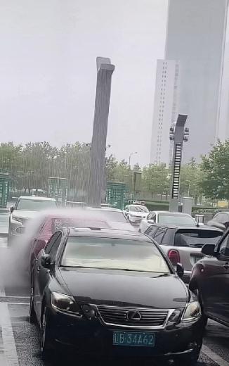 “上人民日报了！”辽宁大连，一男子出门时天空并没有下雨，抬头一看却愣住了，因为就