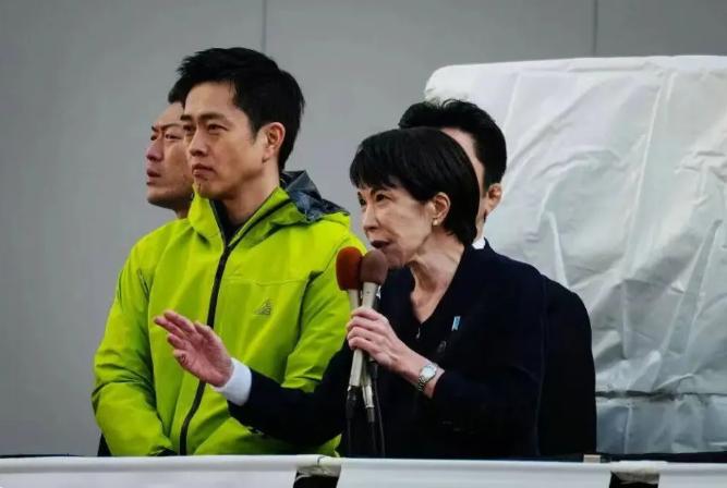 日本加速“右转”，当“和平宪法”遇上“核按钮”，该咋办。

一个日本自卫队的现役