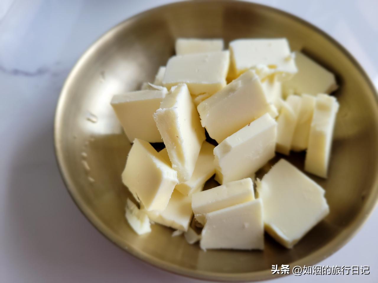 今天我特意计算了一下一天摄入的蛋白质，勉强达标。一个成年人每天需要蛋白质60克左
