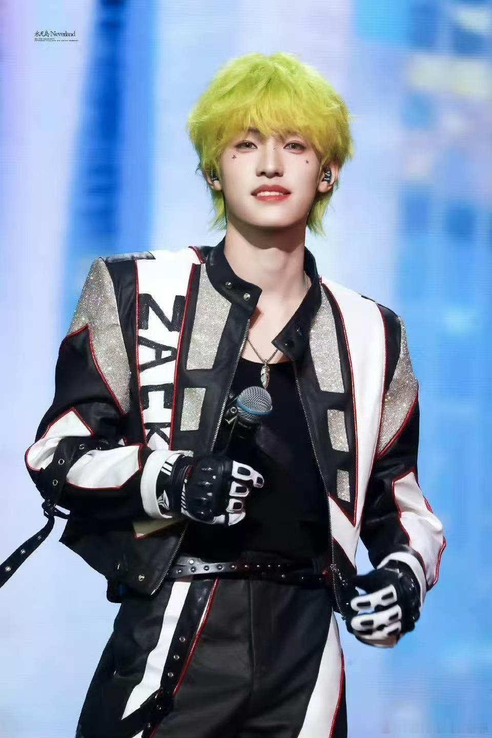 张泽禹solo舞台设计 他不是在完成一个舞台，是在创造一个作品。从概念到执行，张