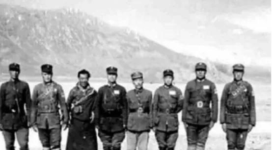 1950年，解放军在新疆南部竟然发现一处岗哨，走过去一看居然还有八个骨瘦如柴的中