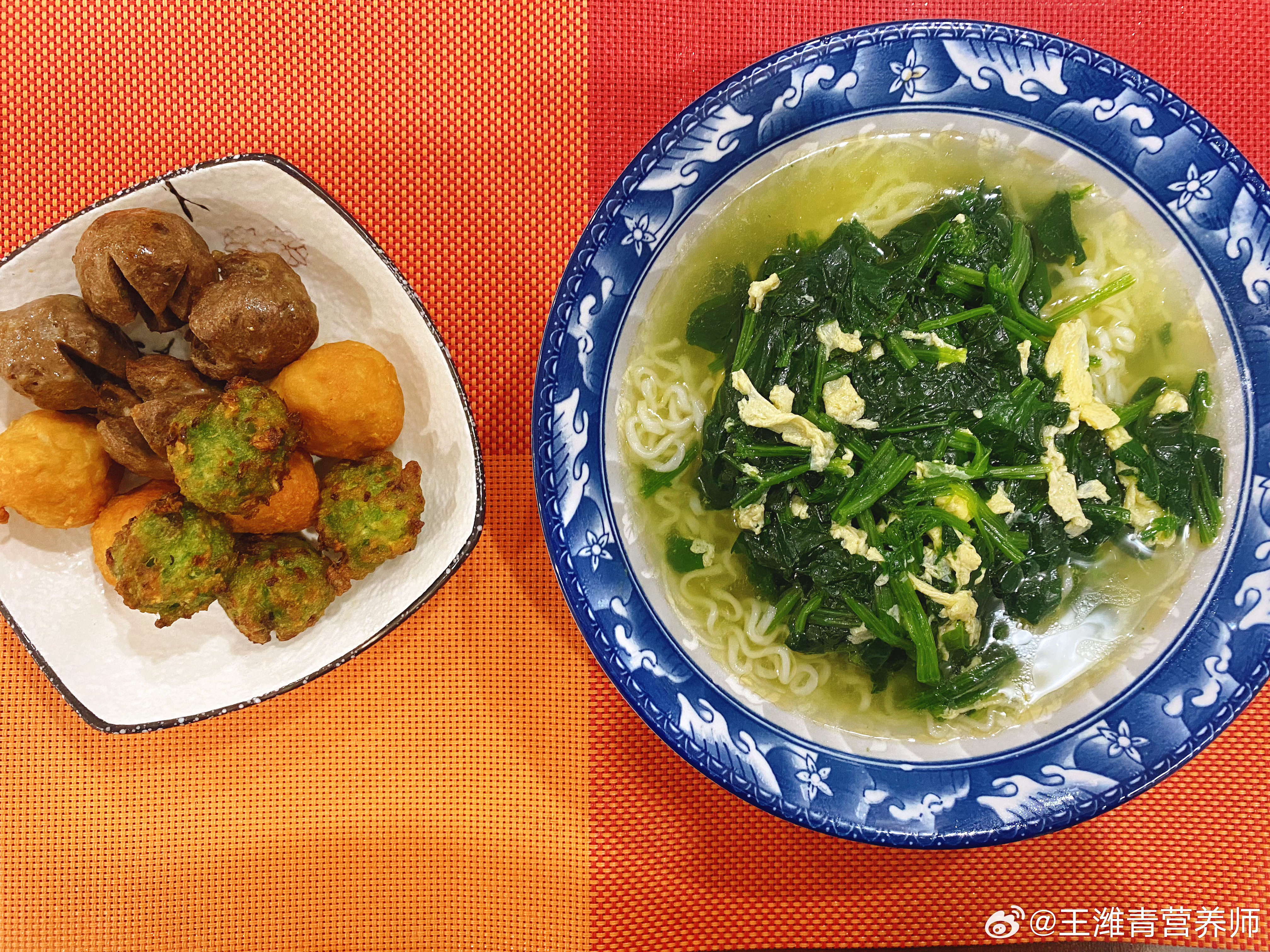 早餐哥  10月17/18日早餐排骨酱蒸梅花肉粉丝，蒸饼，芋头/丸子，菠菜鸡蛋面