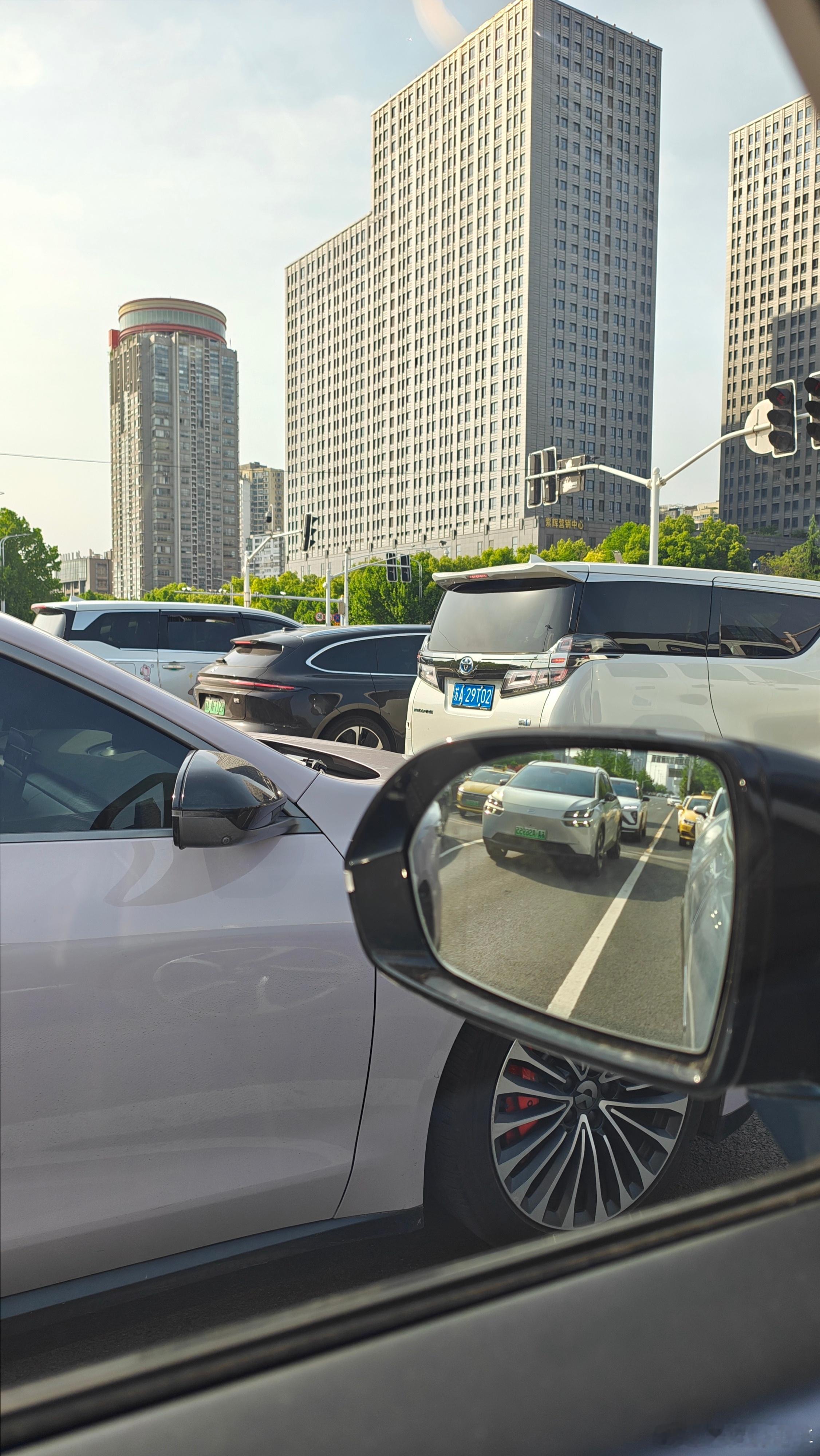 路过好几个路口，十几台车，总有好多蔚来，没忍住拍了一张，你能数出照片中有几台蔚来
