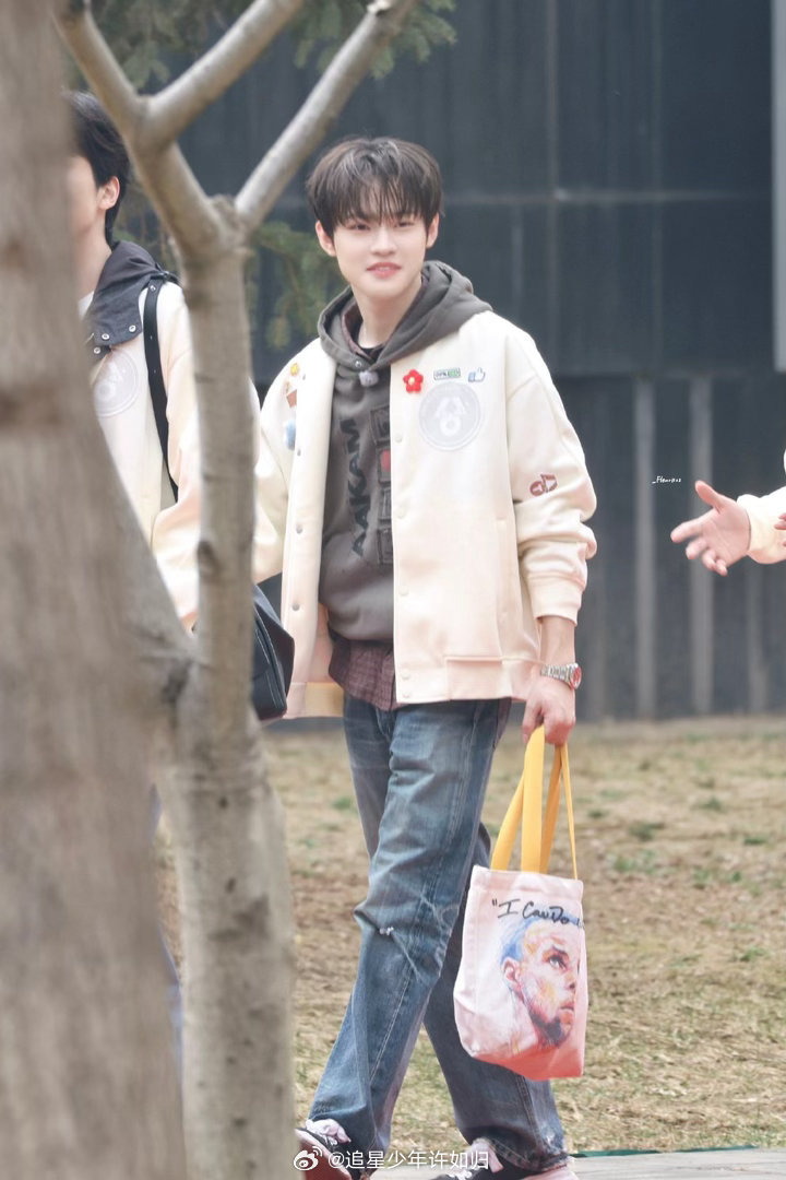 张新成钟辰乐穿同一件衣服超燃青春的合唱 笑不活了家人们！张新成钟辰乐同穿一件衣服