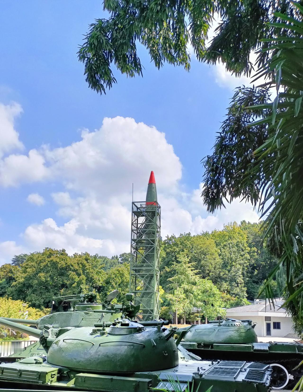 浏览了火箭军发布的视频，心潮澎湃，热血沸腾。一条条国之重器快递导弹，指哪打哪，驰