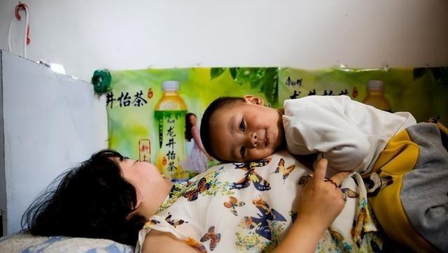 “医学奇迹！”2011年，江西一男子不顾家人反对，娶瘫痪女子。新婚夜前夕，岳母支