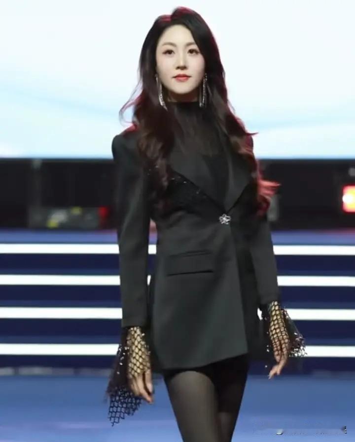 哇！当模特老师到底能有多美？这位叫徐敏的超模导师，一露面就让人挪不开眼！

她不