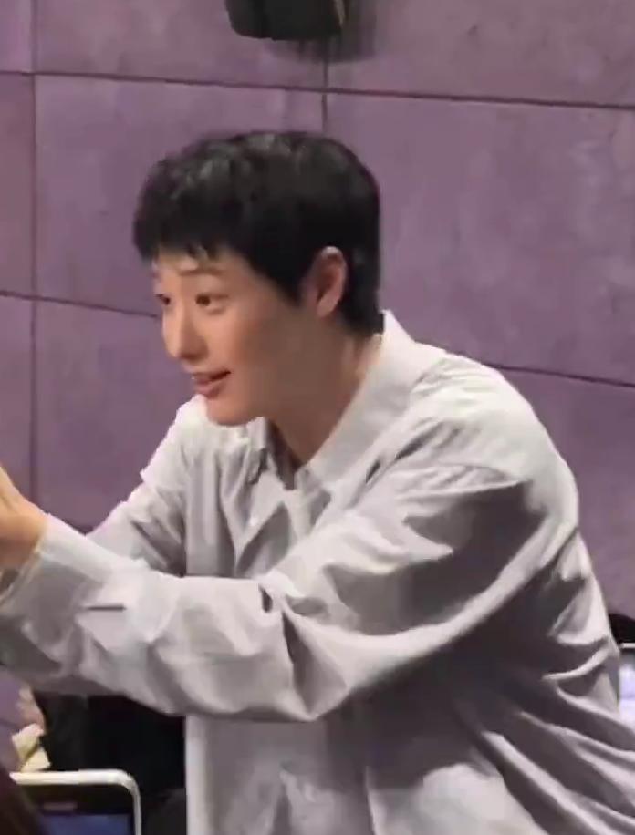 保镖对IU和曹承衍的表情差异，双标到离谱，看完笑不活了
最近刷到一组图，真的被同