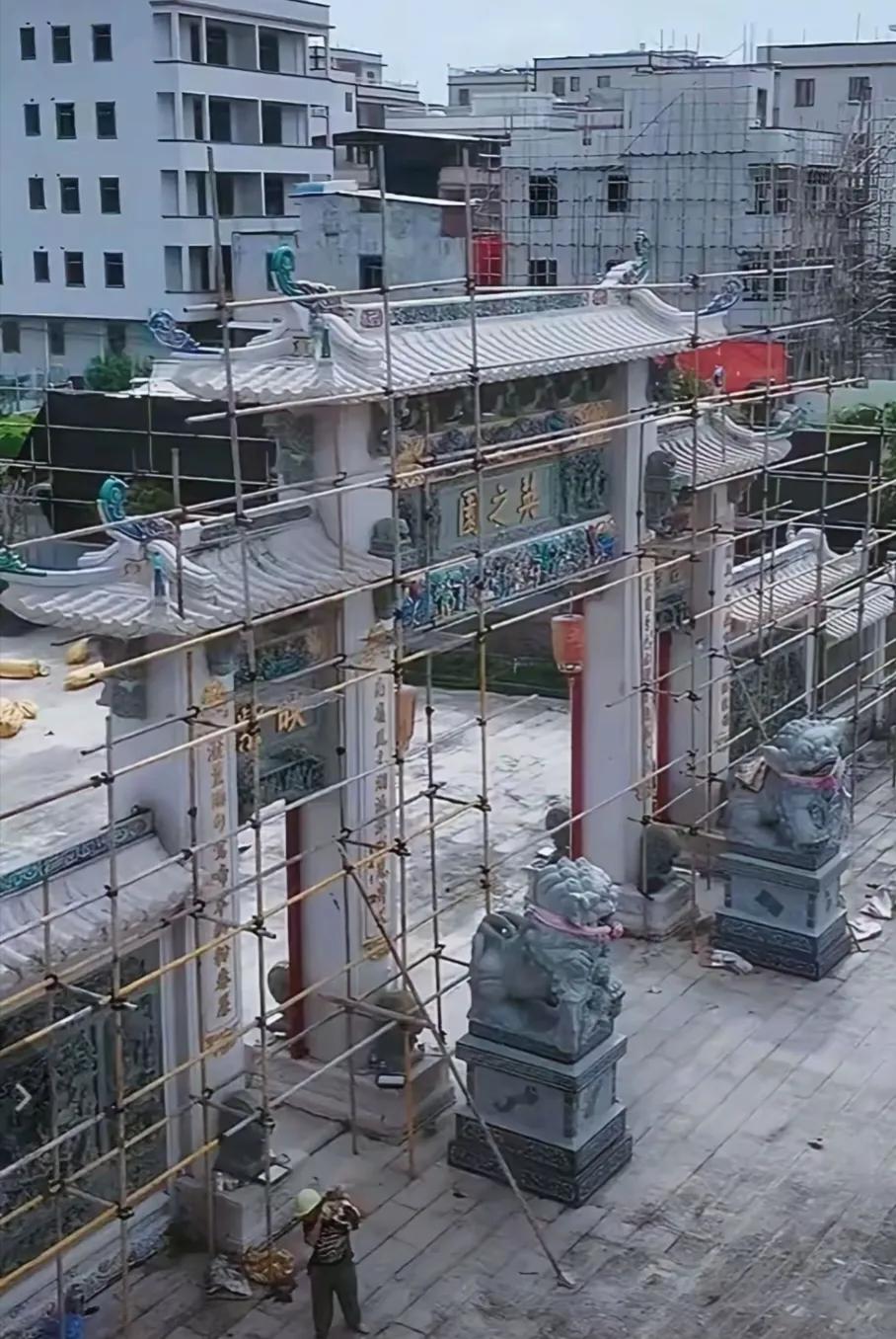 汕头的英之园开始拆了。
英之园投了十几亿建成，而且还是当地的只要文化风俗建筑，可
