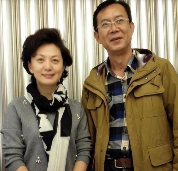 这是著名央视主持人海霞和丈夫罗永章的照片。
         拍这张照片时，海霞