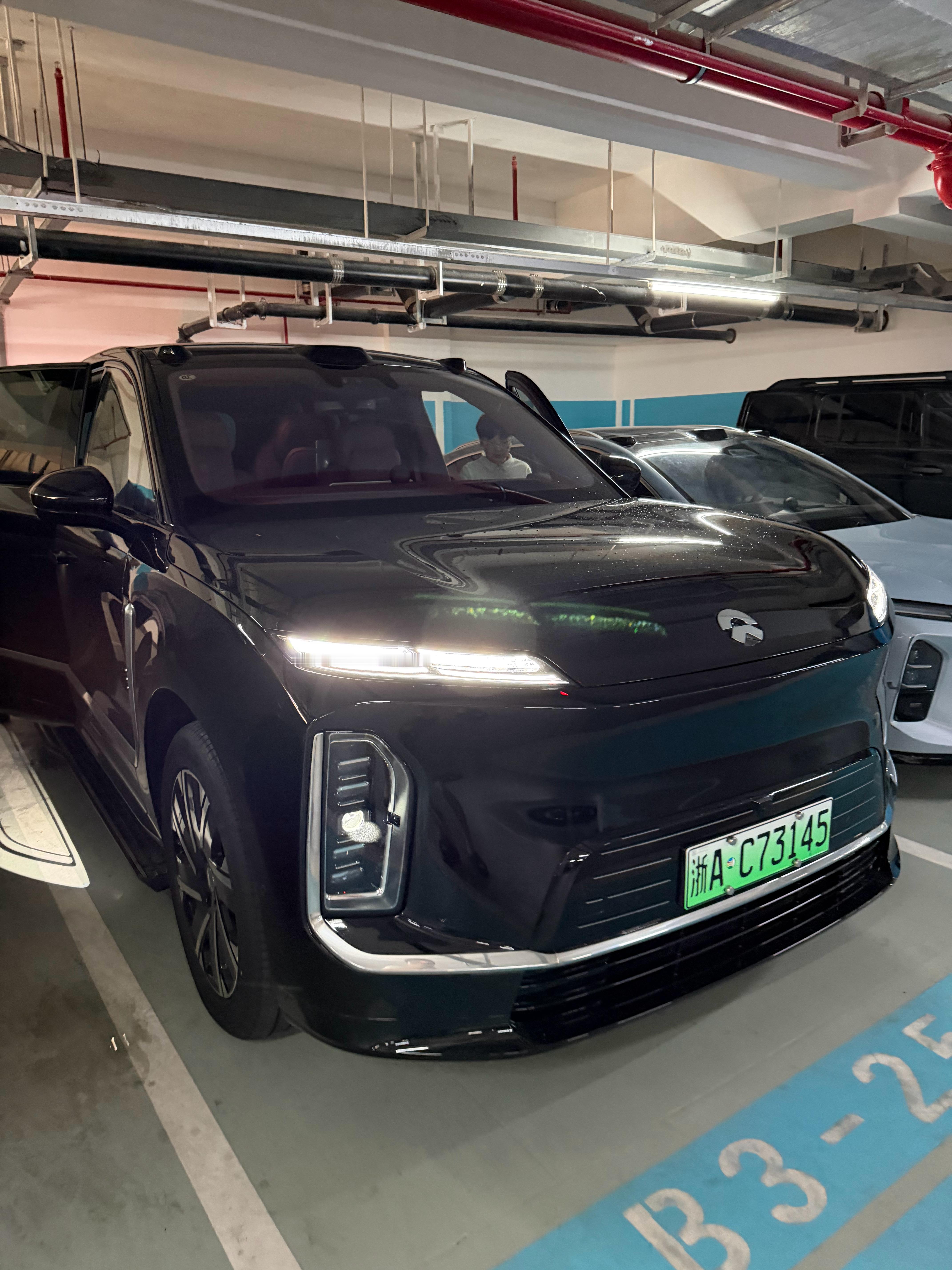 小卡拉米只能自己跑到门店去试驾蔚来eS9 在亚奥天地跑了一圈，并且跑的还不是天行