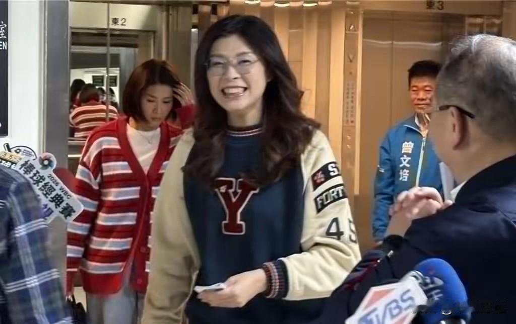 2月3日，国共两党智库论坛在京开幕，这给推进两岸关系正常化开了个好头。
台湾“美