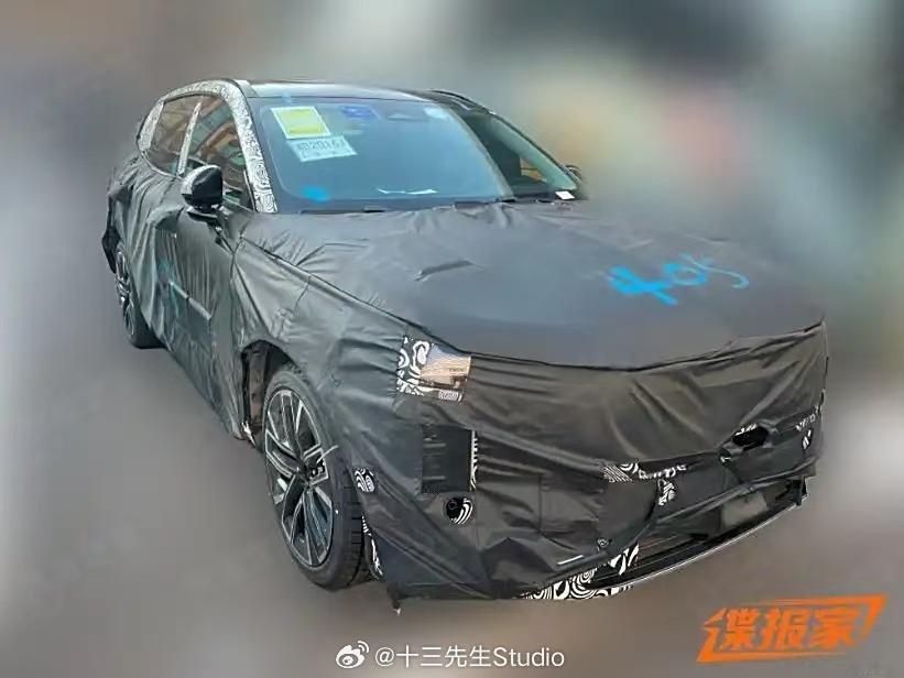 翻到之家的“沃尔沃XC50”谍照，代号v446k设计没得说，雷神之锤大灯+维京之