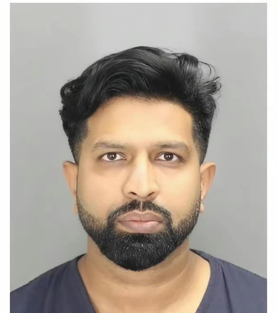 一名穿着白大褂，被病人托付生命的人，
最终被送进了监狱，而且可能一辈子都出不来。