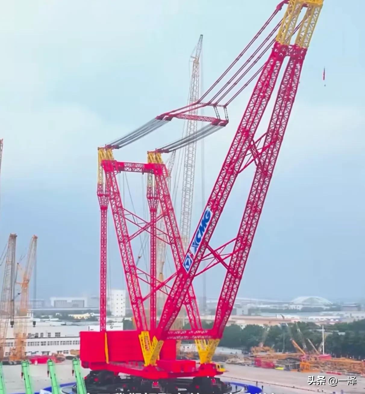 大国重器登项全球，徐工首台14000吨级环轨起重机下线。这是中石化起运公司参与研