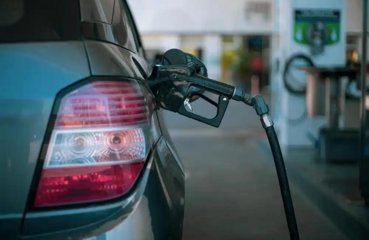 🚨 兄弟们，这波真的顶不住了！刚收到风，下周一（3月23日）油价又要涨，而且是