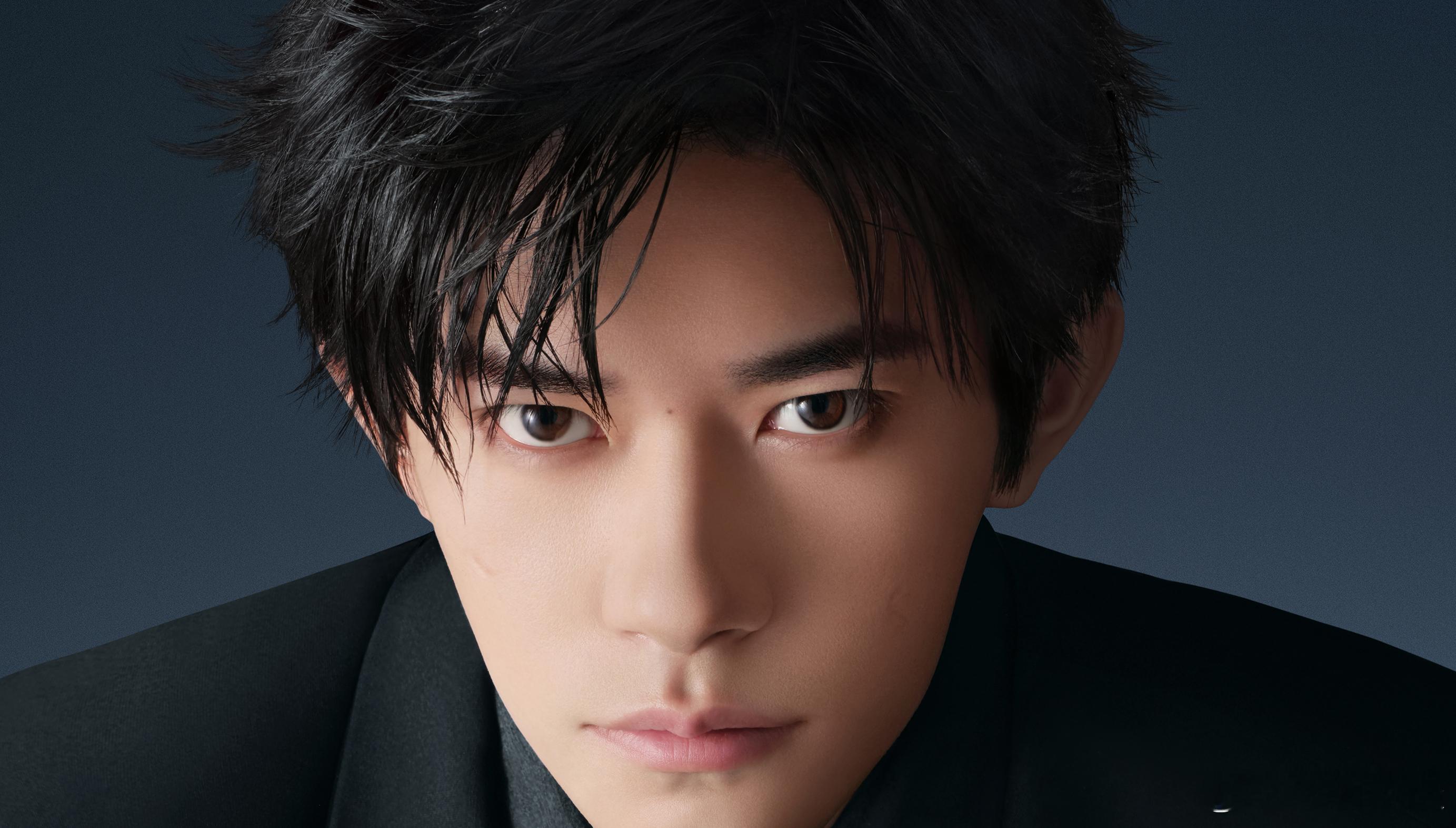 易烊千玺枫头正劲易烊千玺一眼见新 易烊千玺把黑西装的正式穿出了自己的苏感。不是简