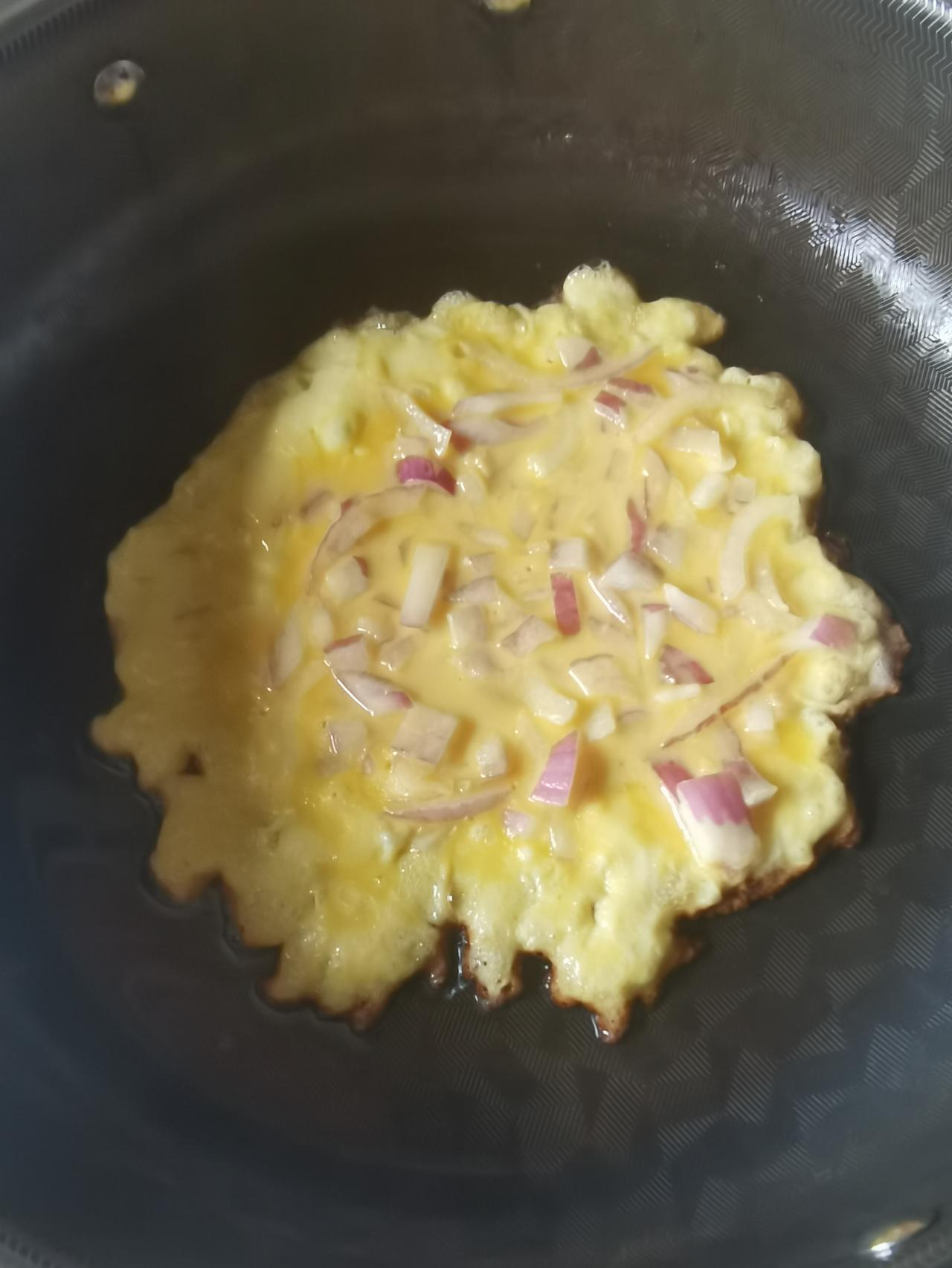 早餐，鸡蛋洋葱饼。