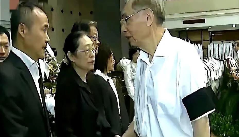当年，王石随前妻王江穗出席岳父葬礼时的一幕，可当时的王石和田朴已经好上了五年了。