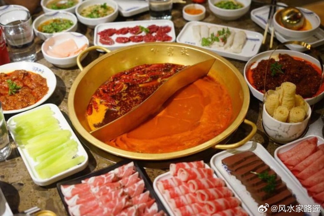夏天出生的人，在离九运，火锅和太辣的菜品都不宜多食用。 