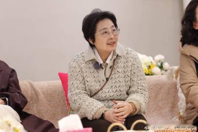 妈妈们集体捧邓传理。黄圣依妈妈邓传理做道“茶叶虾仁”的菜都能讲一段历史，从唐代讲