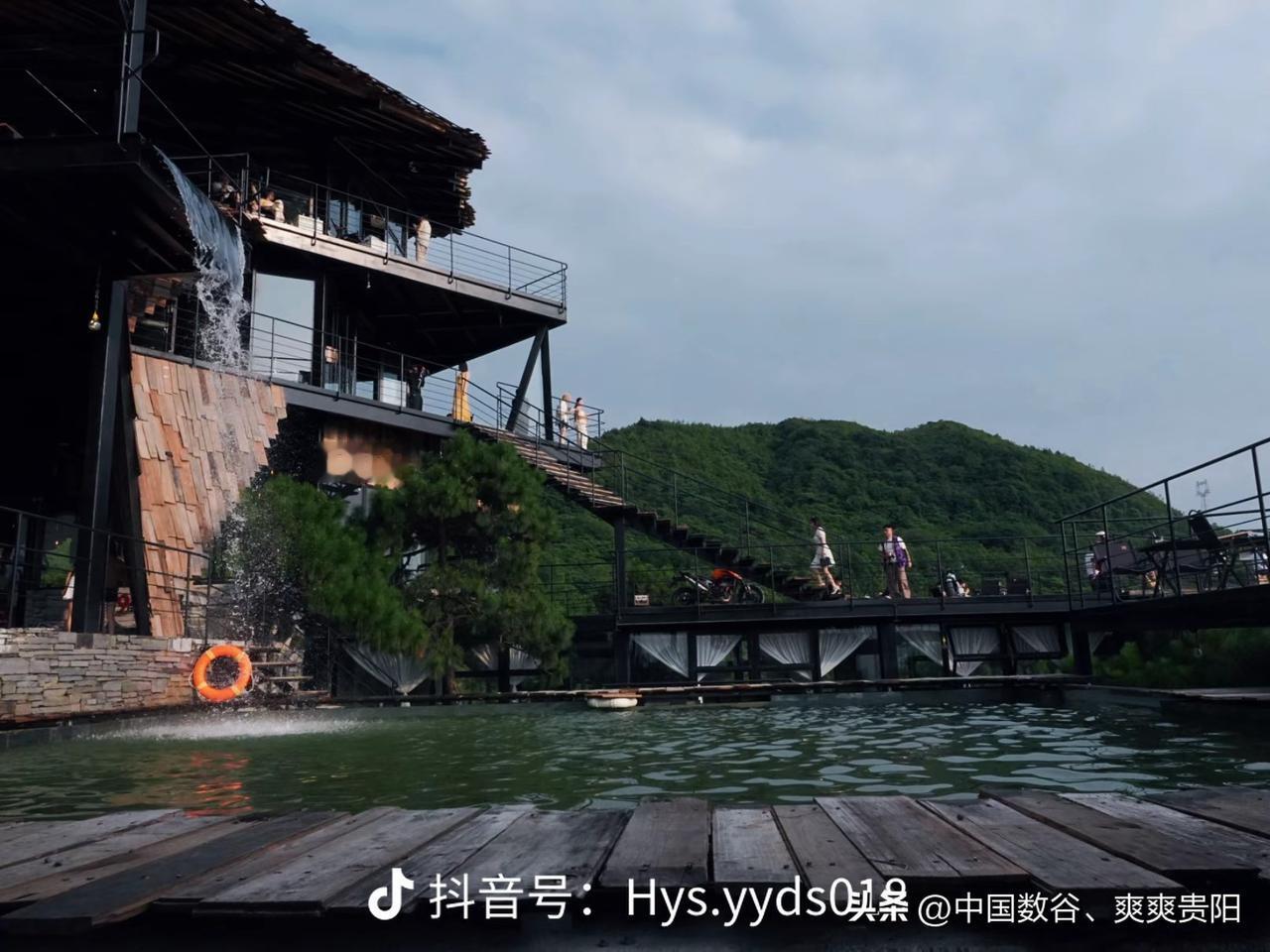 贵阳搞咖啡是认真的

目前贵阳乃至贵州搞咖啡是认真的，山洞咖啡，瀑布咖啡，桥梁咖
