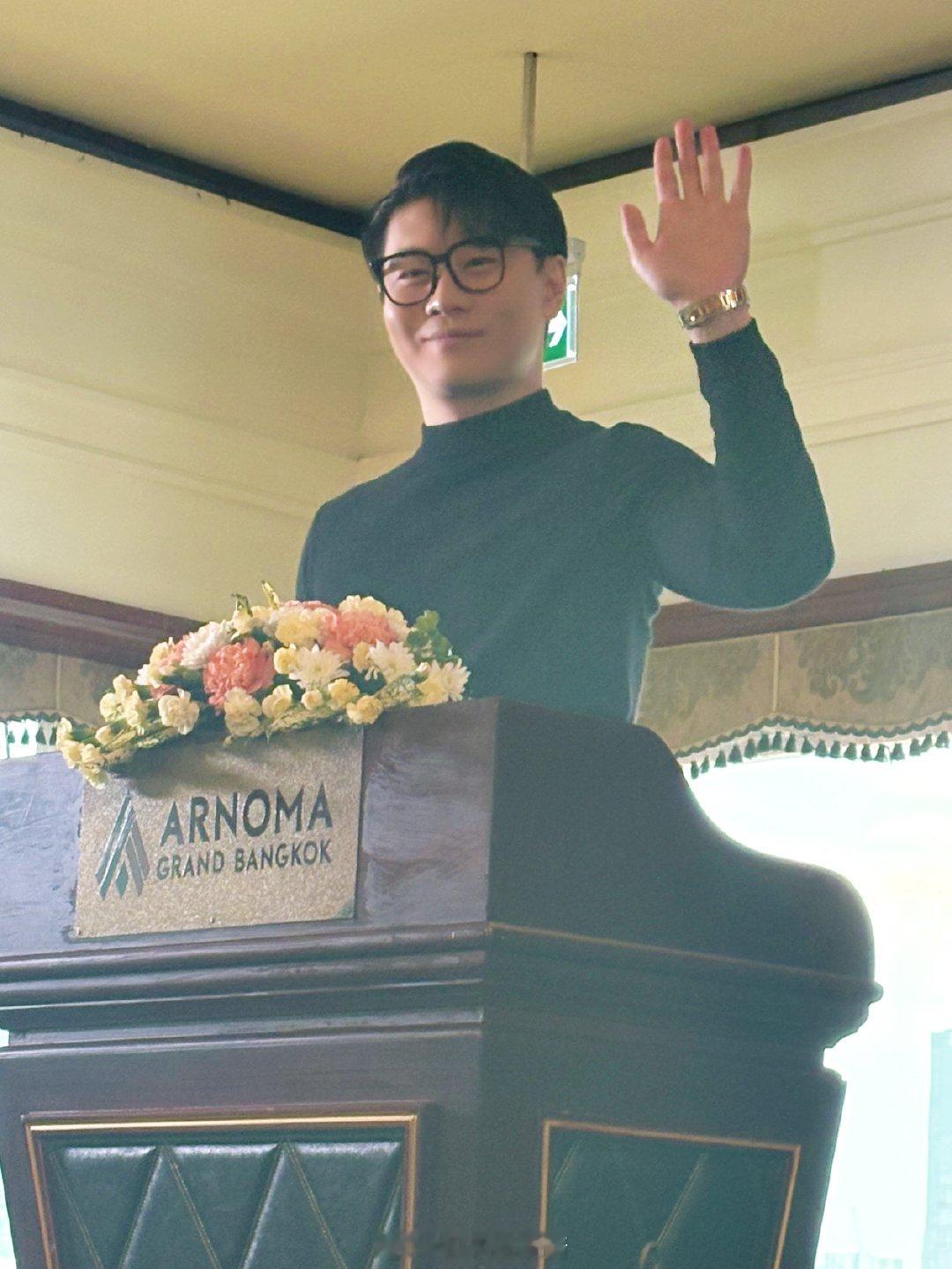 正其老师太会挑衣服穿了路路酱第一视角 竞浪大会