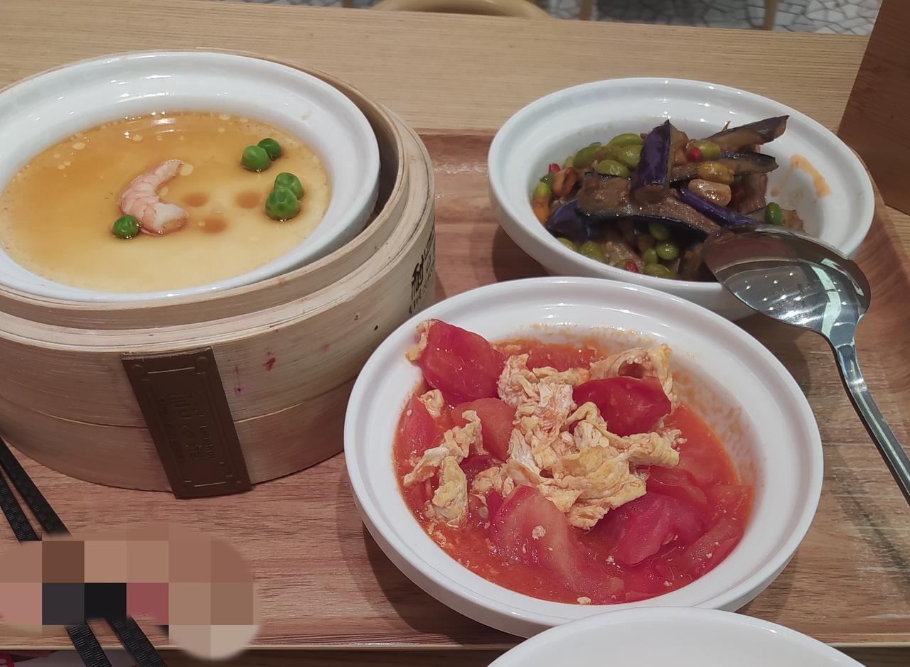 前几天我出去玩，很开心。中午我还在中式快餐店吃顿饭，花了30元。唯有美食和美景不