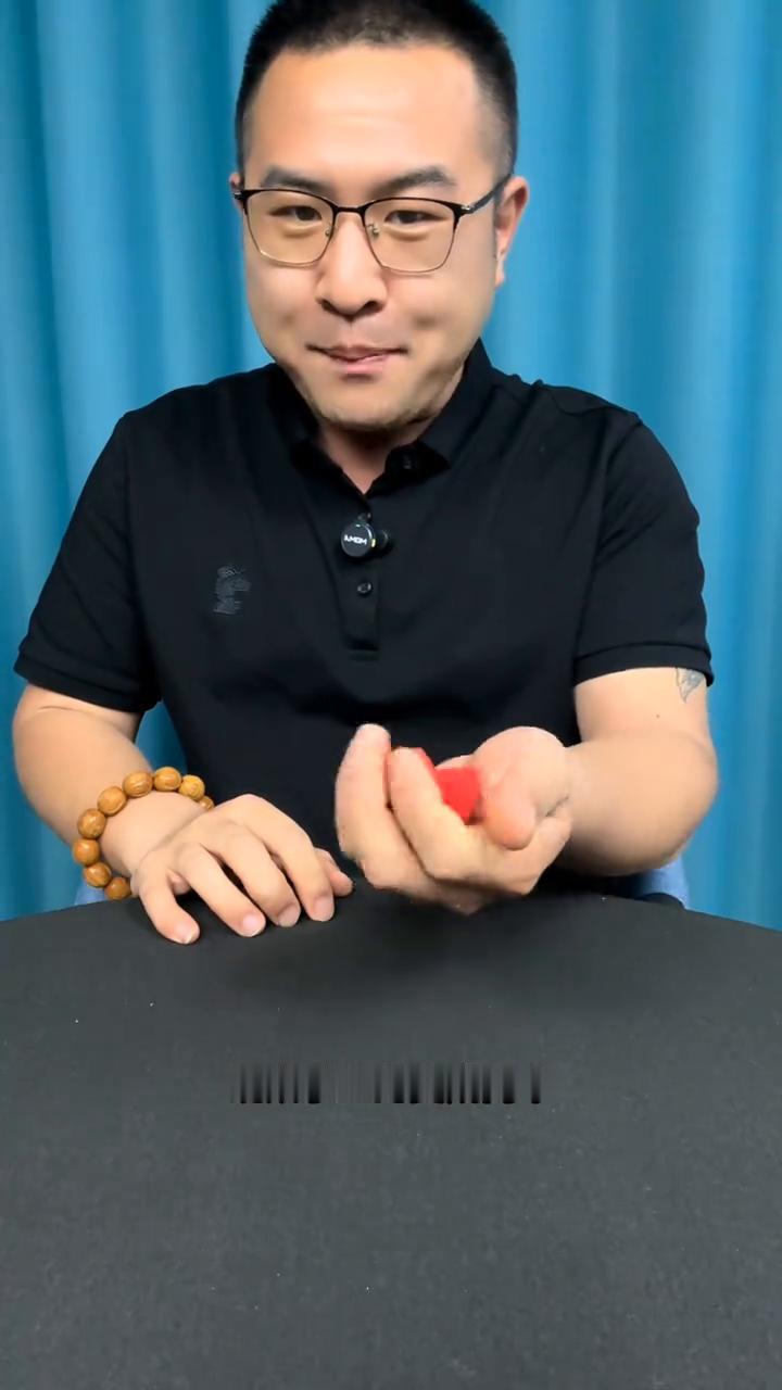 穿越爱心。
大家好，这里有一个小红心放到桌上，然后轻轻的搓一搓，直接就变成两个了