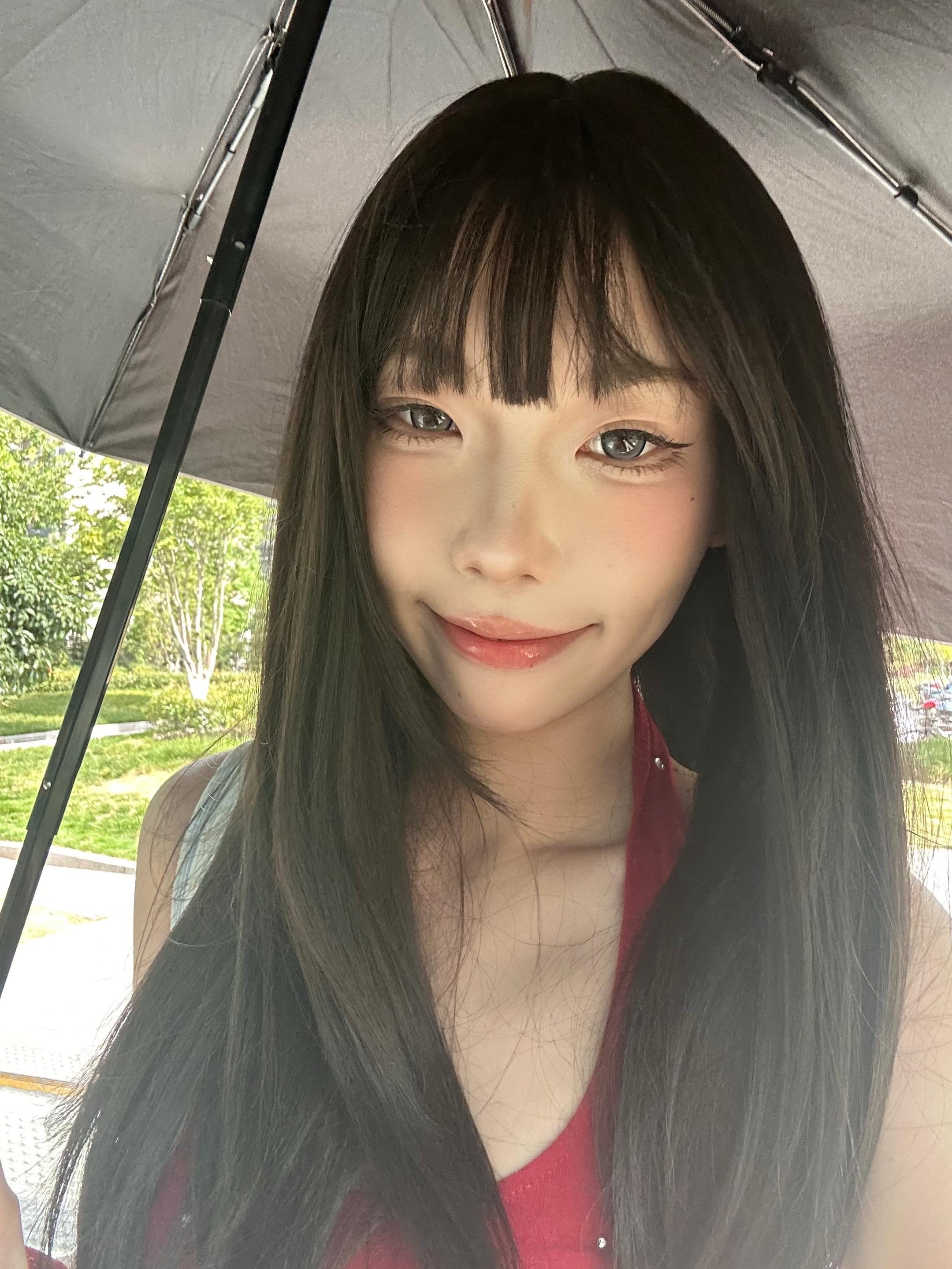 出门把妹了。