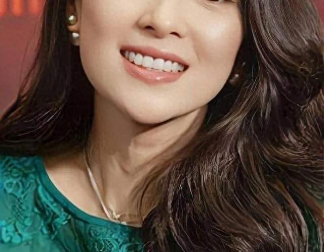 全黑薄纱零配饰！47岁章子怡单身后美爆，狂揽代言套现3亿