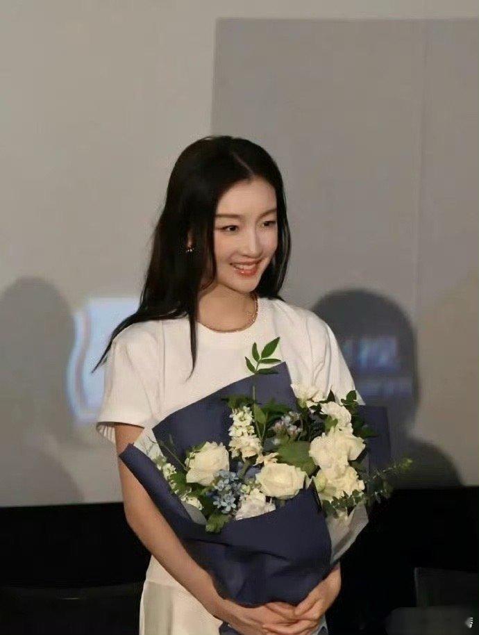 有种“整容”叫周冬雨恋爱，男友刘昊然变化不大，她像换了个人 