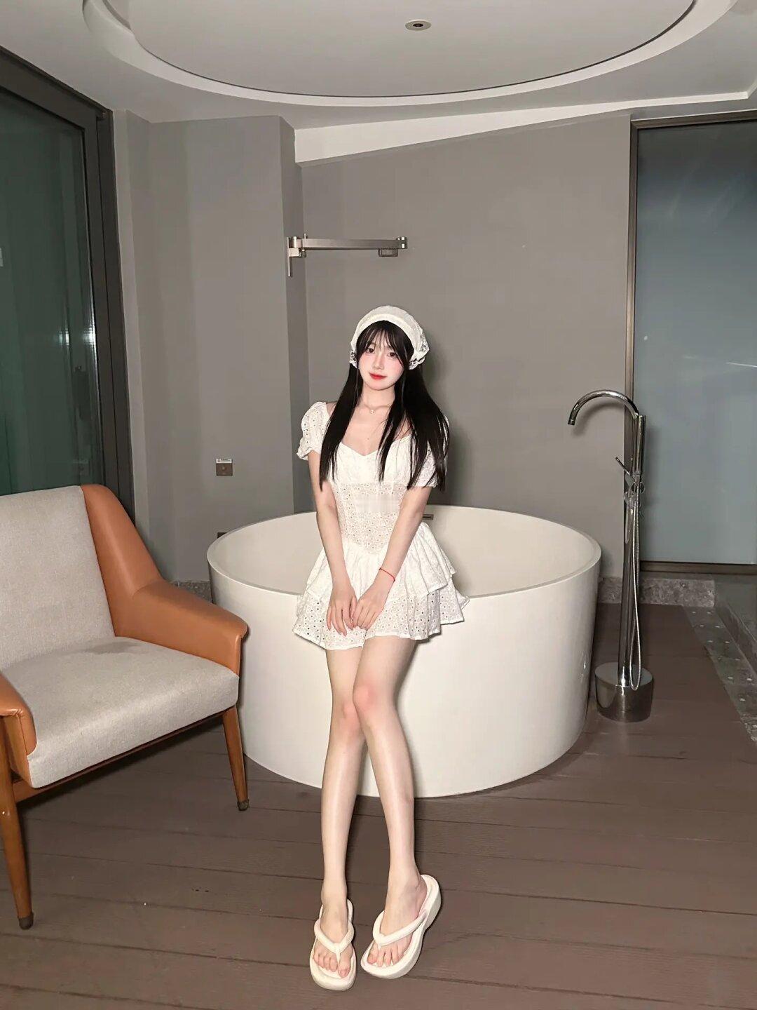 小白裙和海边尊嘟太配啦～