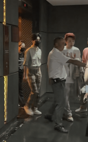 陈楚生 永远被爱包围
花生送他上班 再接他下班
然后大声合唱“生日快乐”歌送祝福