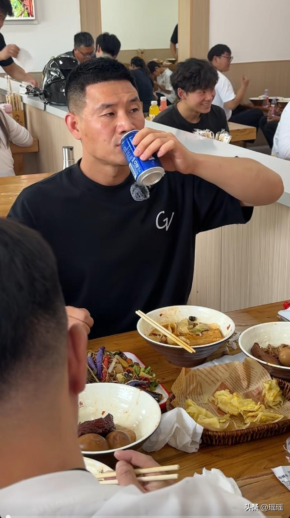 三块的可乐硬是被他卖涨价了[泪奔]