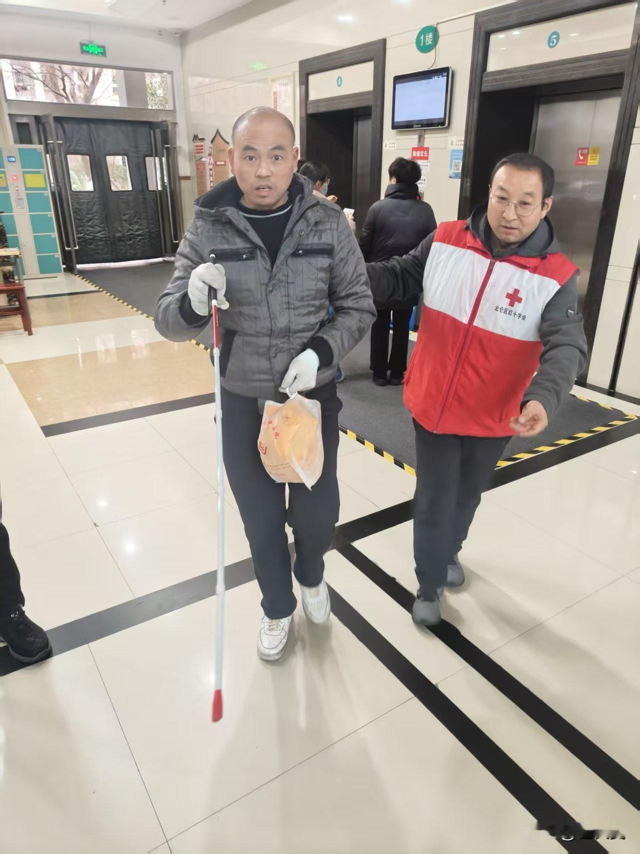 做你的眼睛，在医院里照亮你的行动。