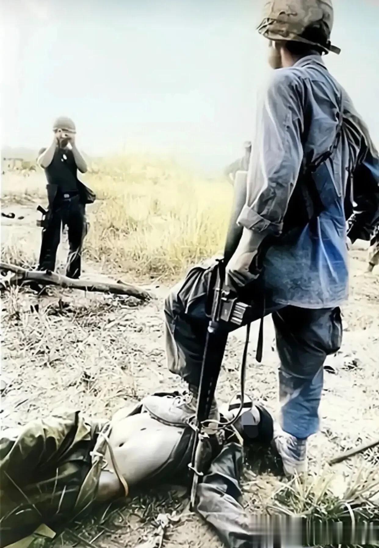 1963年，越南战争时期，美军士兵正在踩着一名被杀害的越南女兵让同伴拍照留念！他